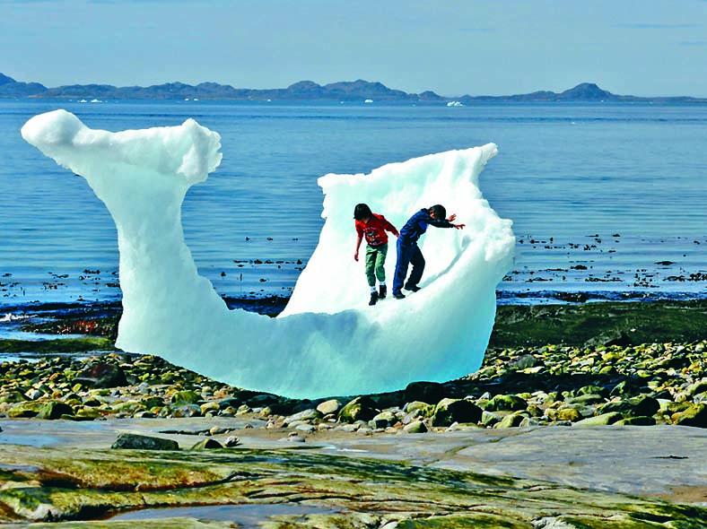 兩名小童在格陵蘭首府努克一個海灘玩耍。　
資料圖片