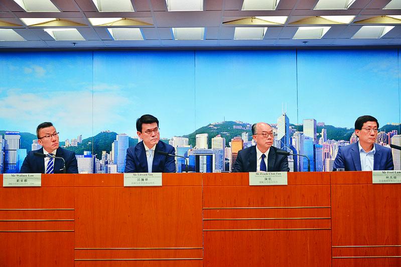 邱騰華（左二）表示，在機場的示威對香港造成很大傷害。