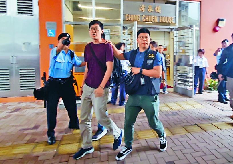 陳浩天（中）疑涉及「光復上水」遊行期間一宗傷人案，被警方逮捕助查。資料圖片