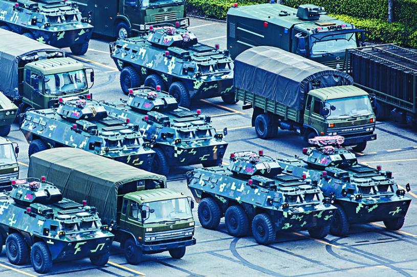 深圳「春繭」場外停泊著大批裝甲車、運兵車和指揮車輛，氣氛緊張。路透社