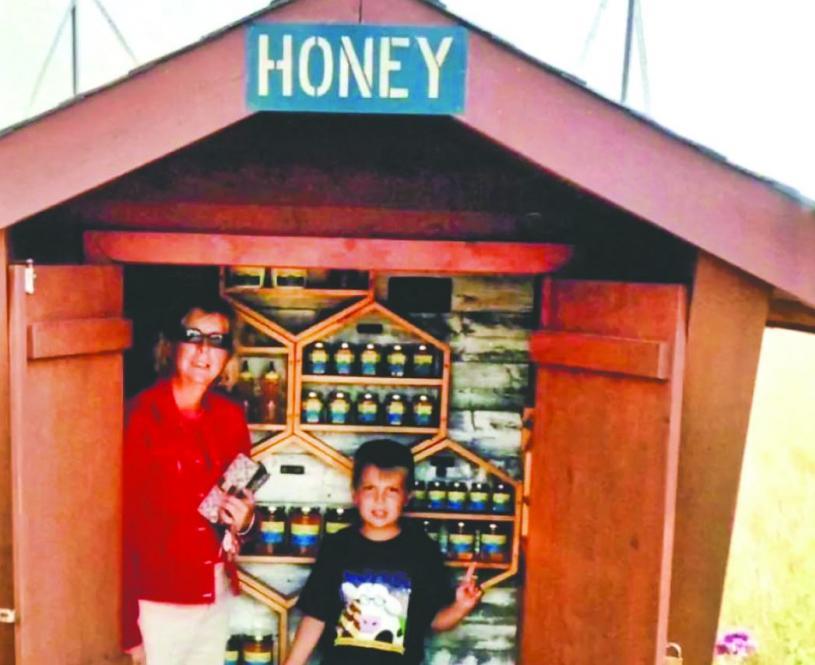 ■Jeanine Dionne和兒子Henry，12年前在Canoe Cove路邊攤買蜂蜜。受訪者提供