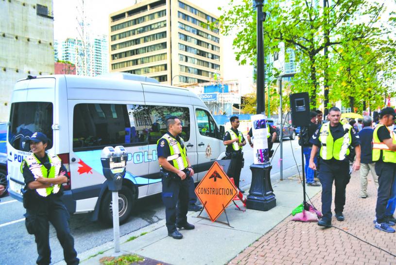 ■温哥华警方在集会现场戒备。