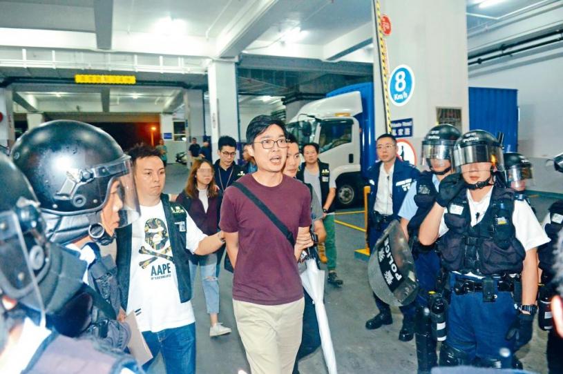 香港民族党前召集人陈浩天被带署助查。