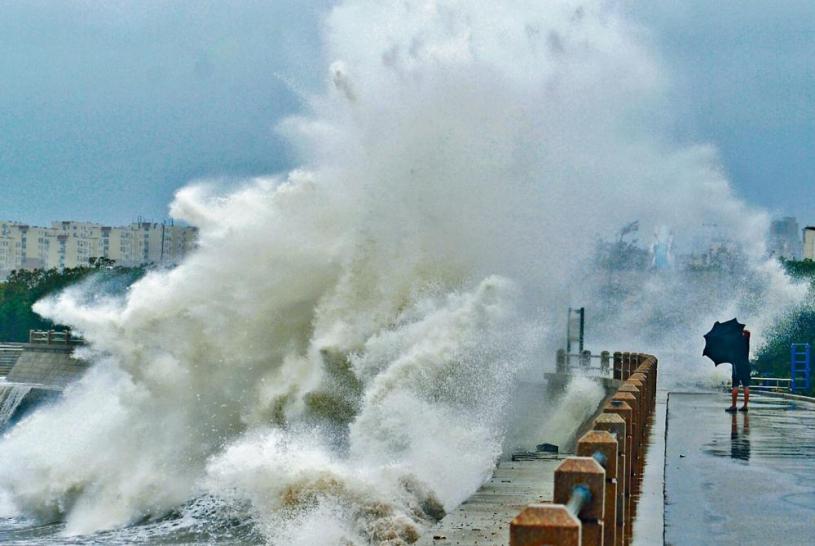颱風「利奇馬」在山東青島登陸，海邊掀起巨浪。