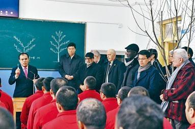今年初，中方安排多国外交部参观新疆“教培中心”。