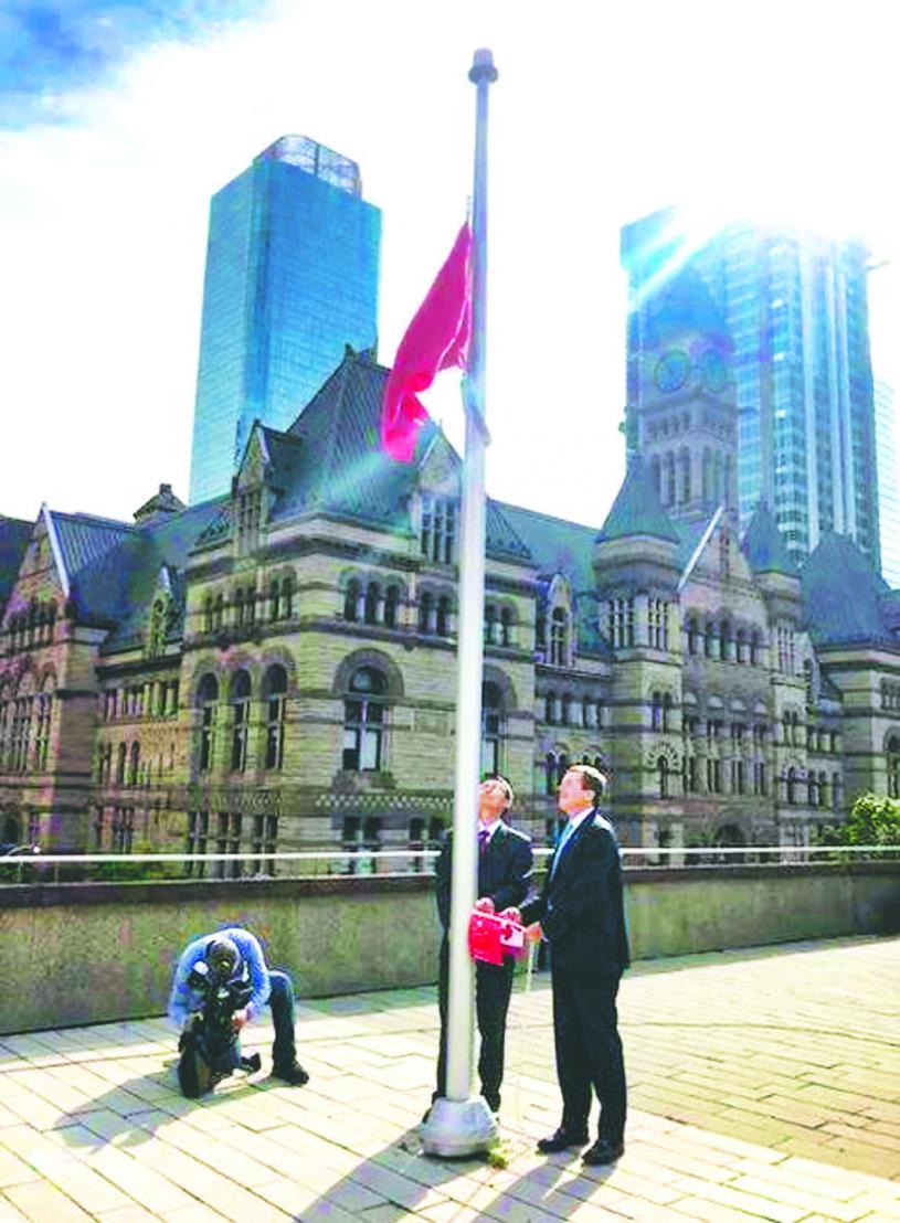 庄德利（右）与韩涛在去年一同升起中国国旗。星报资料图片