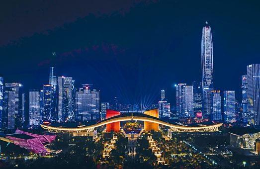 深圳市中心前晚舉行國慶特別版燈光騷，吸引市民和遊客觀看。