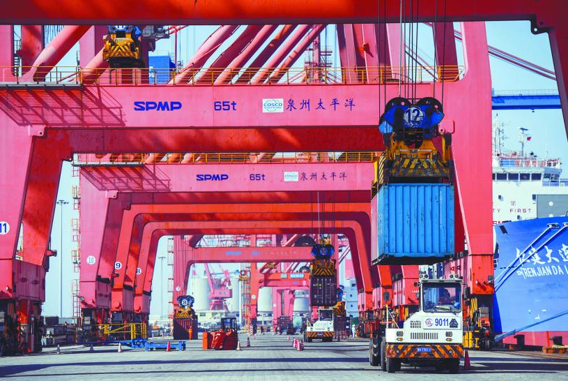 图为泉州太平洋码头公司的大型机械在为一艘货轮装货。新华社资料图片