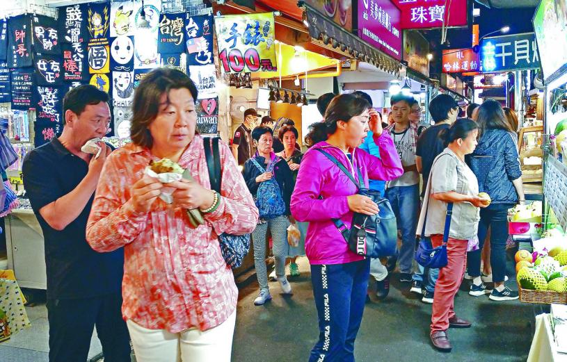台灣旅遊局統計，九月赴台陸客人數減近五成。
