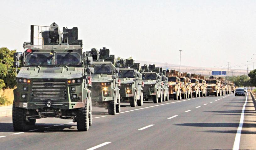 土耳其軍車在土敍邊境駛過。路透社
