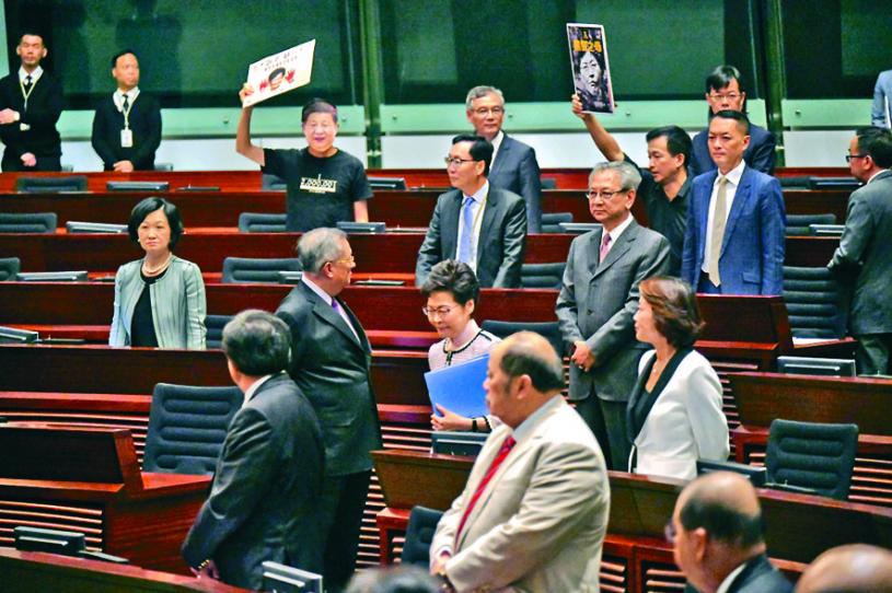 行政长官林郑月娥进入立法会时，泛民议员不断举标语牌叫口号。本报记者梁誉东摄