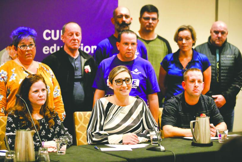 沃尔顿(中)与工会谈判小组成员在多伦多称，工会未有让步。加通社