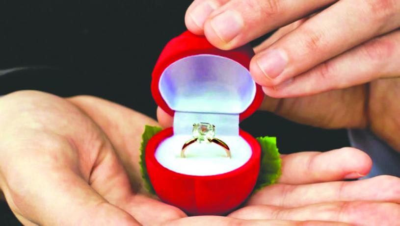民事审裁处裁定，该男子赠送的钻戒为礼物而判败诉。Shutterstock