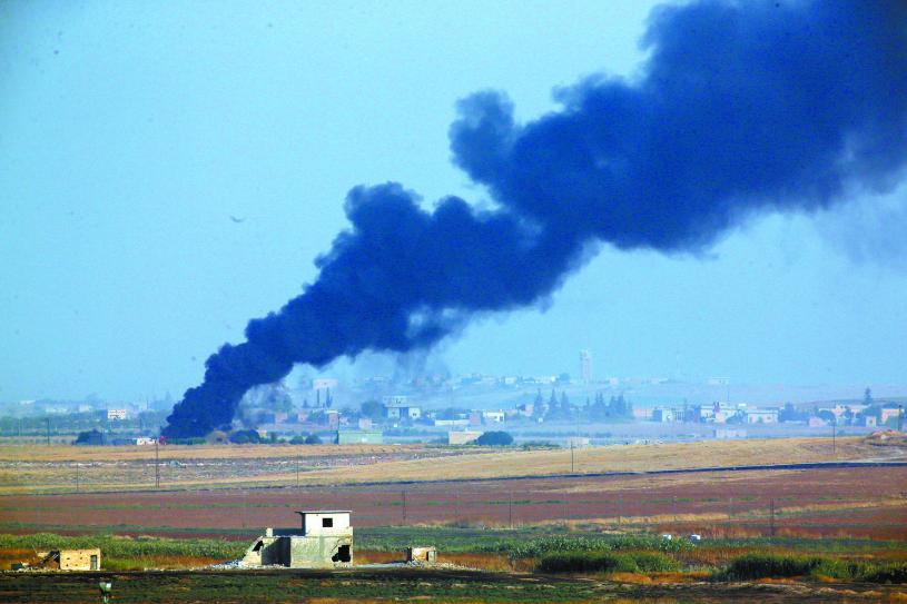 土耳其9日對敘利亞發動了空襲和砲火攻擊，敘利亞邊城上空升起濃煙，當地平民倉皇奔逃。美聯社