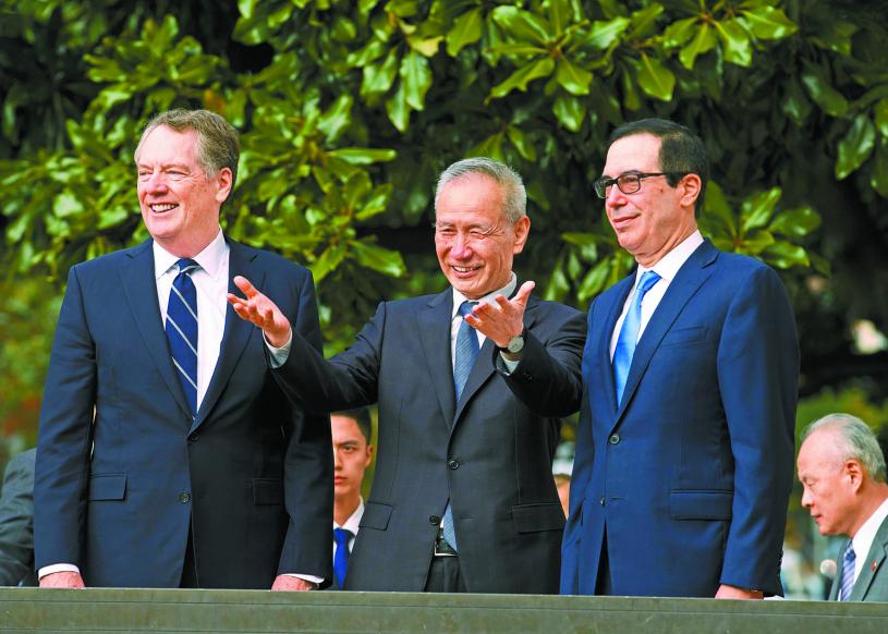 中方首席谈判代表、副总理刘鹤（中）与美方谈判代表莱特希泽（左）、财政部长姆努钦（右）相谈甚欢。美联社