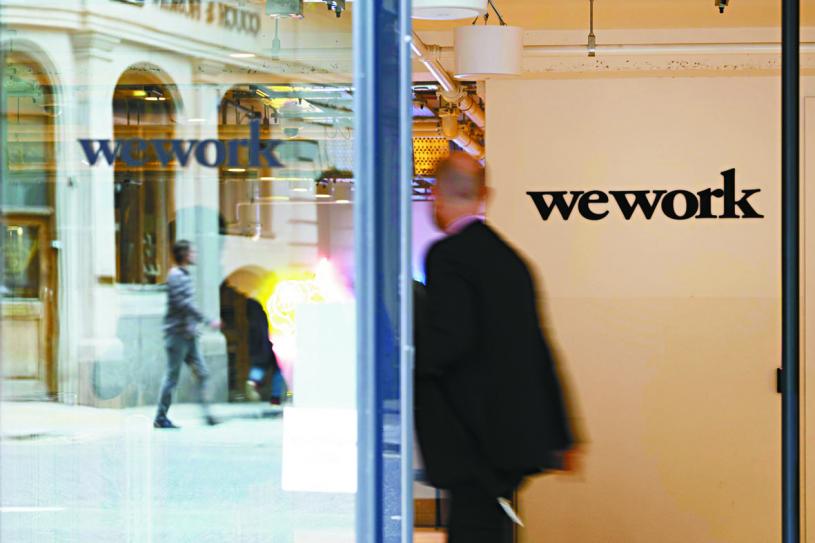 在英國倫敦，一名訪客走過WeWork聯合辦公空間的入口。彭博社