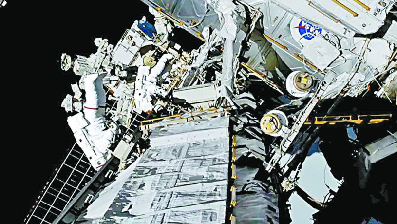 視頻截圖顯示，NASA女太空人科赫與梅爾18日完成了史上首次「全女性太空漫步」。路透社