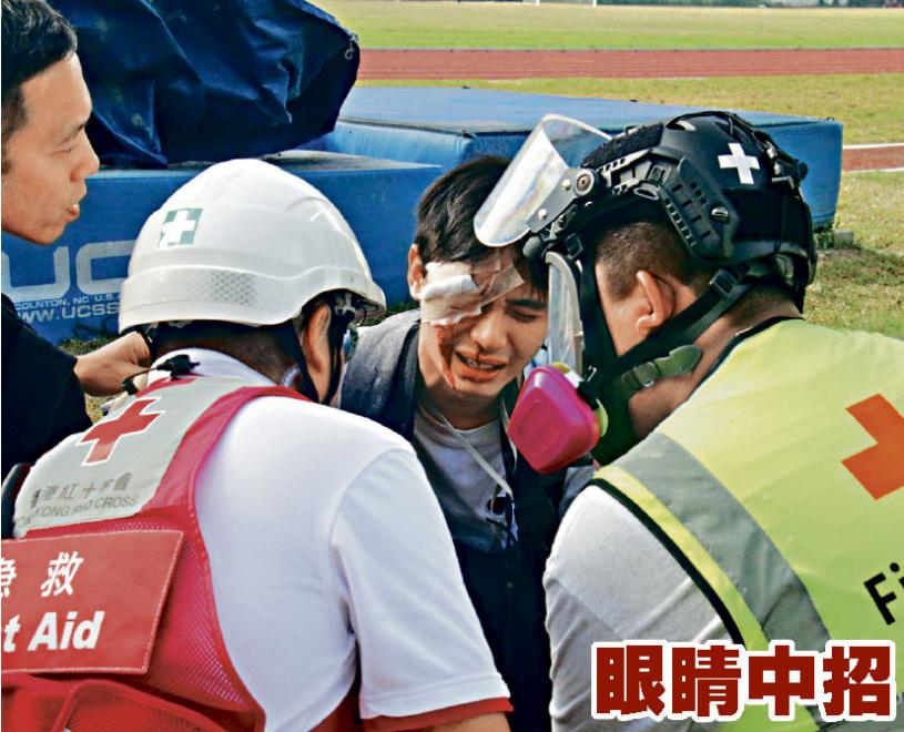 ■有人眼部疑被催泪弹击中，义务急救员到场协助。