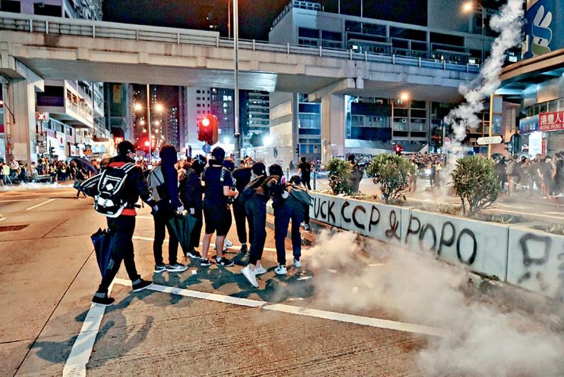 ■警方施放催淚彈，驅散在太子站外堵塞彌敦道的示威者。黃賢創攝