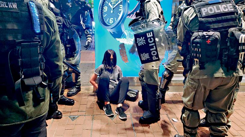 ■防暴警在奶路臣街拘捕一名女示威者。徐裕民攝