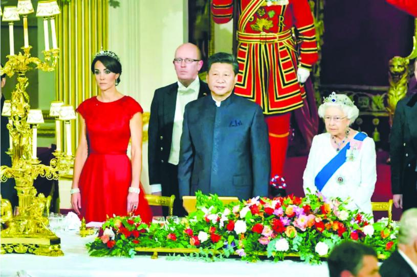 習近平於2015年穿著毛裝會見英國女王伊麗莎白二世。路透社 