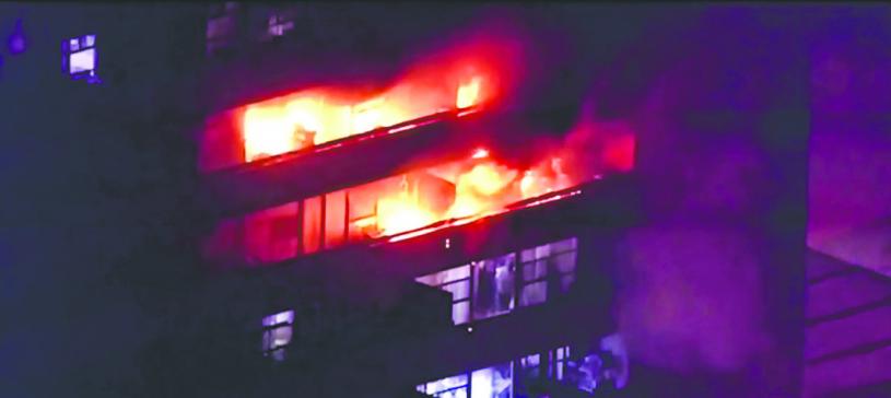 起火的柏文大廈火勢猛烈。CTV電視截圖
