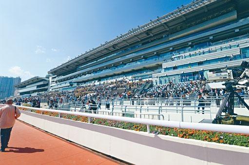 沙田馬場賽馬日昨如常舉行，入場人數創下二十年來新低。