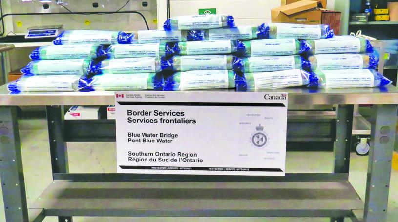 邊境服務局人員檢獲疑為可卡因毒品。CBSA