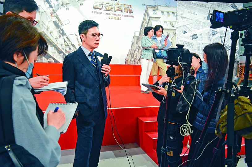 张兆辉刚从武汉返港，记者们访问他时都全体戴上口罩。