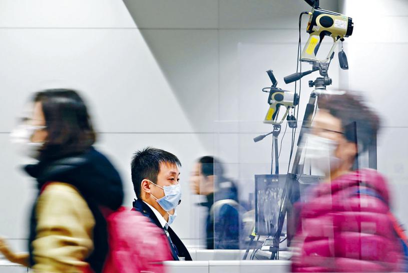 大阪关西国际机场监测旅客体温。美联社
