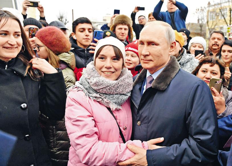 普京上周五到访伊万诺沃，
与民众交流合照。 美联社