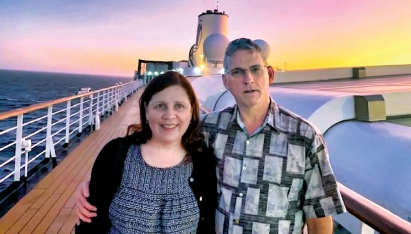喬諾（右）與妻子都在「讚丹號」郵輪上，他希望加拿大當局立即採取行動，接他們回家。CBC