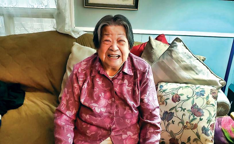 93岁的邝翠泰终于被允许由家人接走。星报