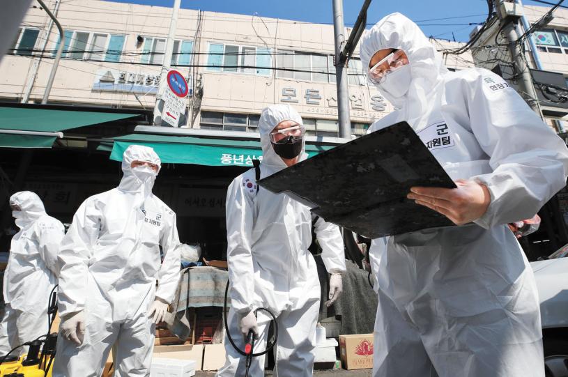 韩国在大邱进行消毒作业。美联社