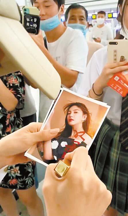 张雨绮用口红为粉丝签名。 网上图片
