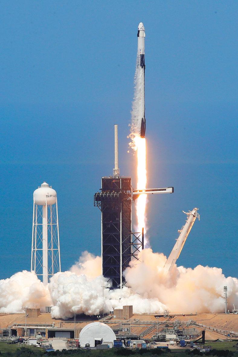 SpaceX的「龍」飛船30日成功發射升空。這是自2011年以來美國首次使用國產火箭從本土將太空人送往太空站。美聯社