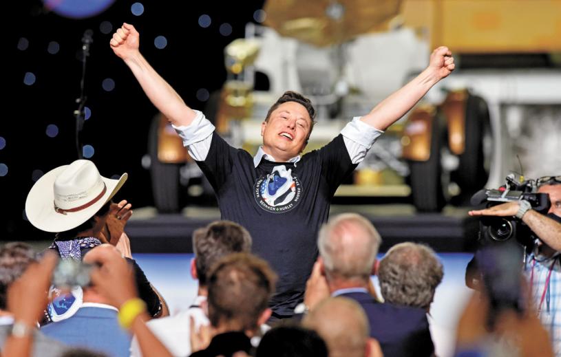 SpaceX的CEO馬斯克高舉雙臂歡呼慶祝。路透社