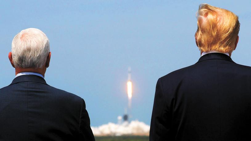 美國總統特朗普（右）與副總統彭斯在現場觀看了火箭發射。路透社