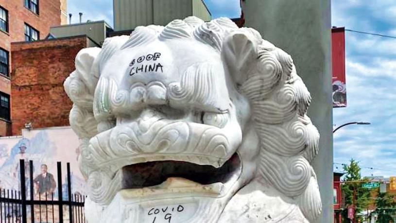 ■溫哥華華埠早前千禧門的石獅遭塗鴉，寫上歧視字眼。 資料圖片
