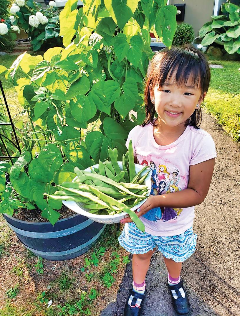 ■園藝活動有益健康，周先生家裏的小孩會亦會參與，讓他們更了解食物的由來，更會珍惜。 受訪者提供