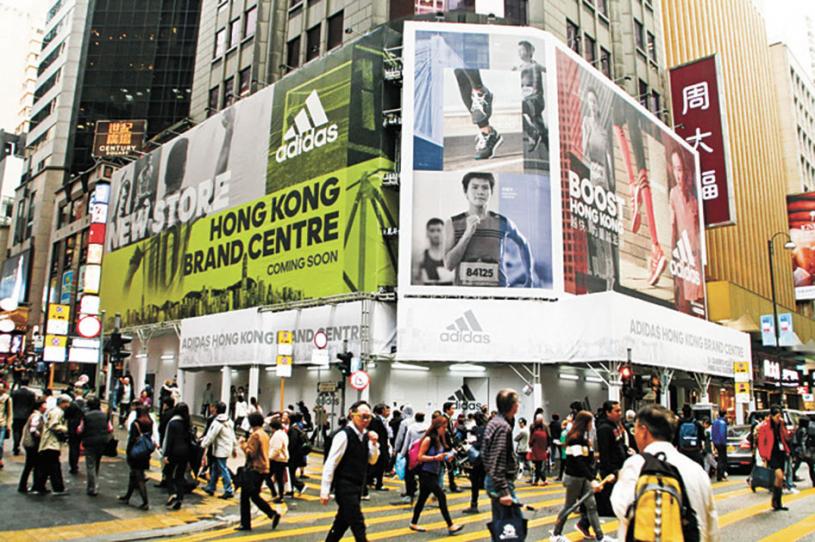 有专家称香港的高房价与生活成本，驱使许多年轻人移民。网上图片