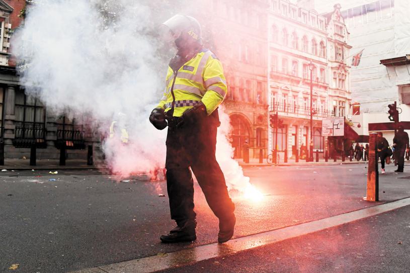 ■伦敦街头示威发生警民冲突，场面混乱。美联社