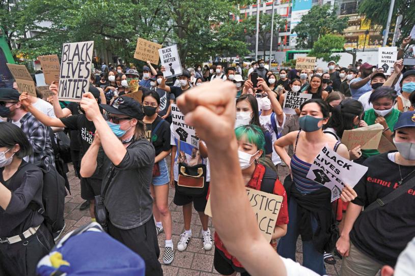 ■日本东京民众6日举行集会，抗议佛洛伊德之死。美联社