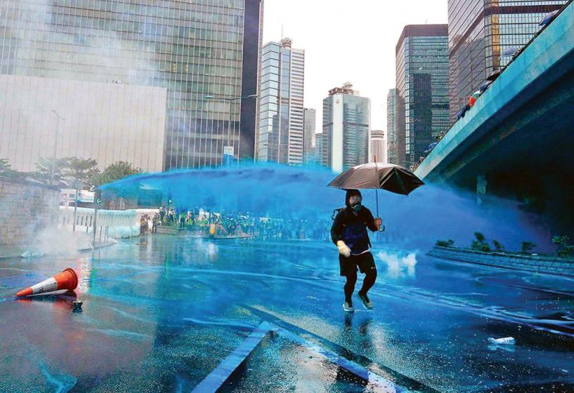 ■香港警方多次出动水砲车，驱散反修例运动示威者。美联社