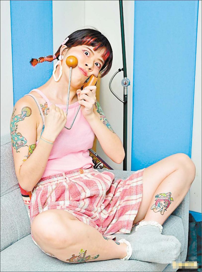 ■樂團「海豚刑警」剛滿24歲的女主唱楊淑芬身上有許多
刺青，有象徵意義的，也有搞怪的。 網上圖片