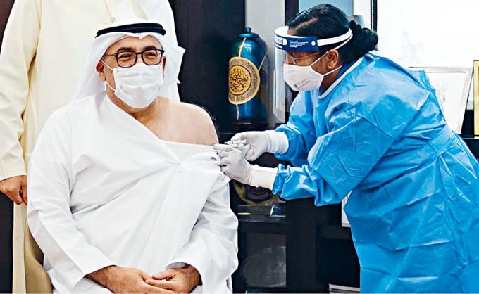 阿联酋卫生部的卫生部长注射中国的疫苗。　