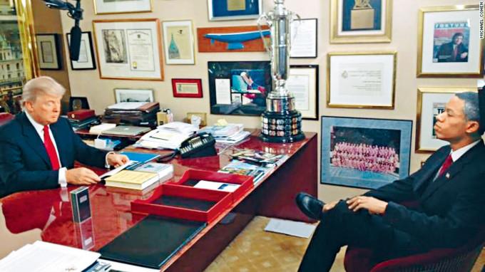 科恩新书的照片显示，特朗普与“假奥巴马”在办公室内。
