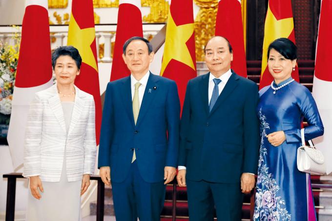 菅義偉夫婦（左）與越南總理阮春福夫婦在河內合照。