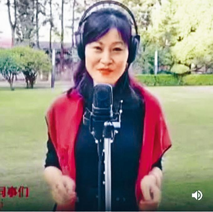 侯艳琪演唱尼泊尔歌曲。