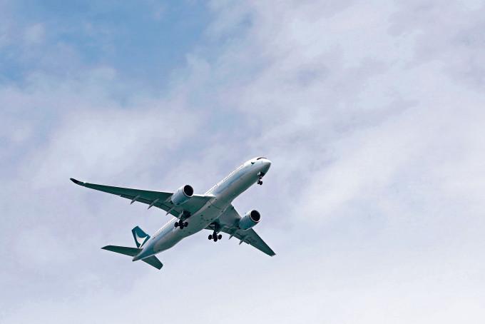 國泰航空集團宣布重組方案，計畫裁減約八千五百職位。